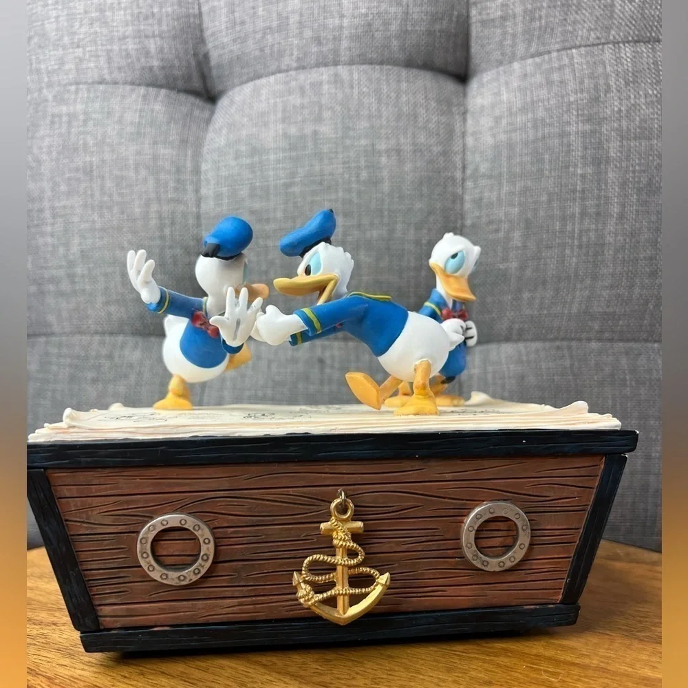 T20. Donald Duck Figure Character Study Watch Collection Made of Ceramic